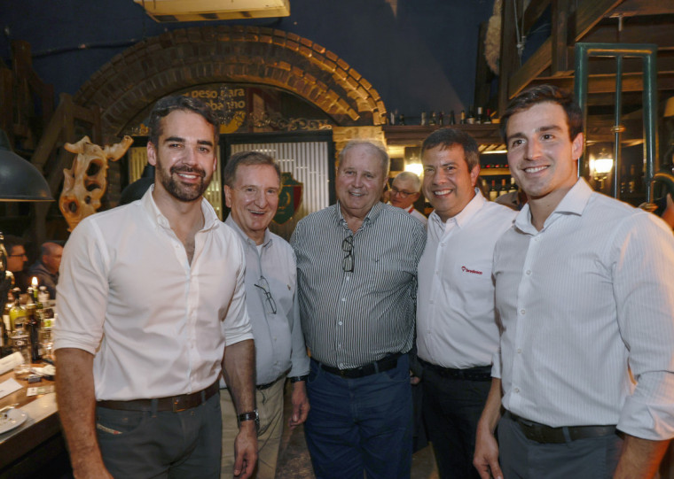 Governador Eduardo Leite, Mércio Tumelero (JC), Nei Manica (Cotrijal), o vice-presidente do Bradesco, José Ramos Rocha; e Giovanni Jarros Tumelero, presidente do JC, na Expointer 2025