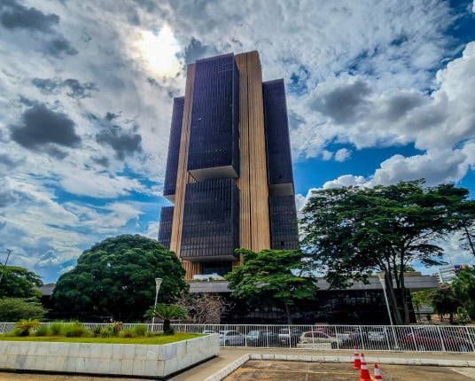 Banco Central mantém juros em 15% ao ano pela segunda reunião seguida