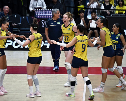 Brasil vence novamente a França e avança às semifinais do Mundial de vôlei