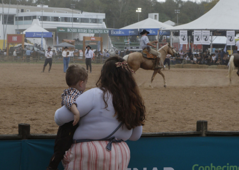 No dia de maior chuva, Expointer atraiu na quinta-feira 77.244 pessoas 