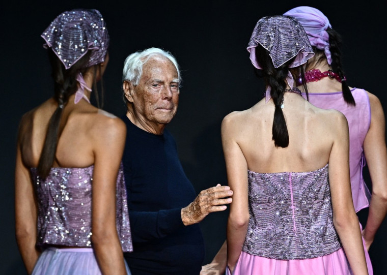 Armani fundou conglomerado de moda e consagrou seu estilo nas passarelas do mundo