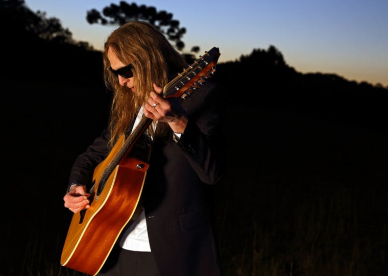 Show deste domingo (7) inclui canções do primeiro acústico, novas composições autorais e clássicos da carreira