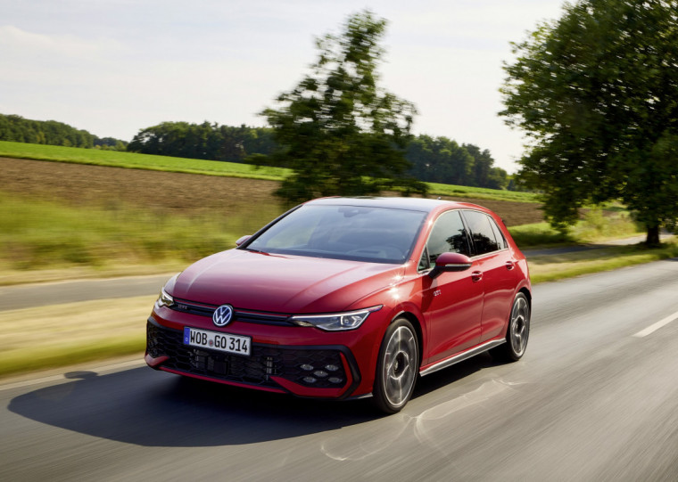 Faróis de neblina em formato de favos de mel têm cinco pontos de cada lado do para-choques
