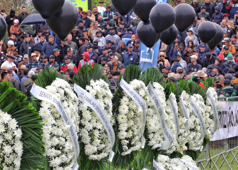 Foram colocadas coroas de flores e balões pretos em alusão a agricultores que se suicidaram devido às dívidas