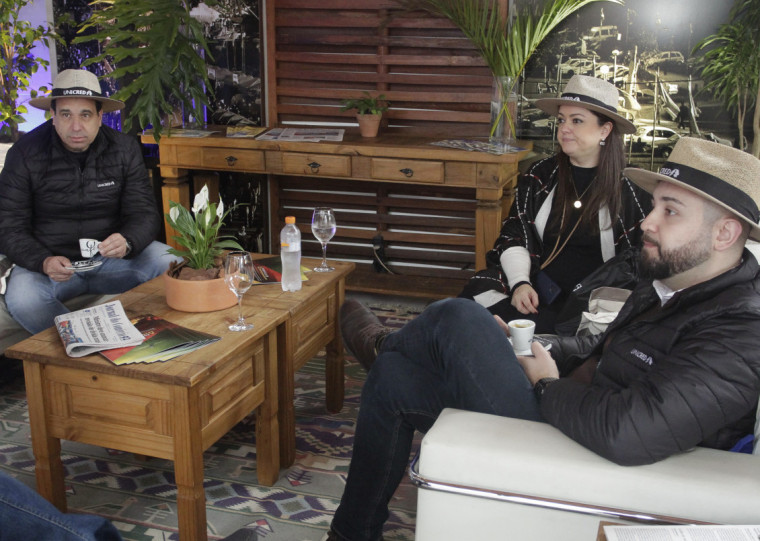 Kalil Neto (e), Glaucia Rodrigues e Artur Wagner, da Unicred Geração, visitaram a Casa do Jornal do Comércio na Expointer