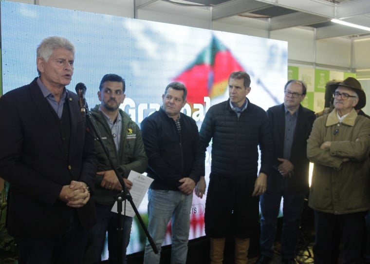 Na Expointer, Afonso Motta (e) disse que haverá celeridade na proposta