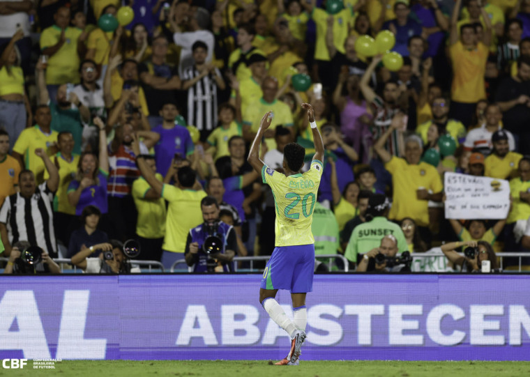Estêvão marcou o primeiro gol na vitória brasileira sobre os chilenos