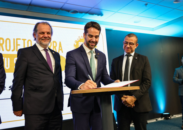 O desembargador Alberto Delgado Neto, Eduardo Leite, e o secretário Carlos Gomes marcaram presença no lançamento do Projeto Terra - Eu sou Cohab