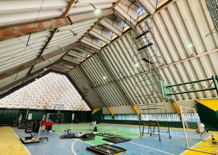 Ginásio passa por melhorias, como substituição das portas dos sanitários e manutenção das instalações elétricas