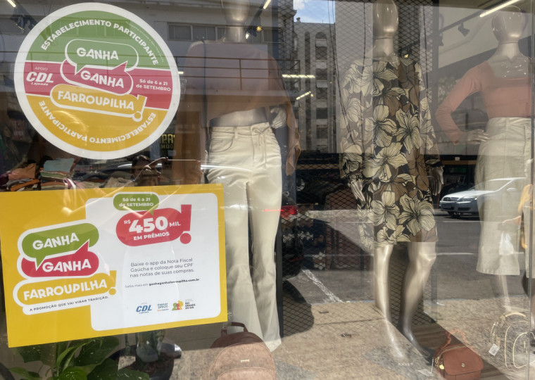 Comércio por todo o Rio Grande do Sul estampa em vitrines a campanha do Ganha Ganha 