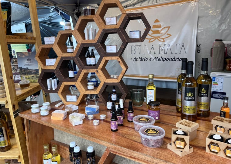 Licores, velas aromáticas, cosméticos, extrato de própolis e, até mesmo, colmeias são alguns dos destaques do setor, onde as estrelas são as abelhas sem-ferrão