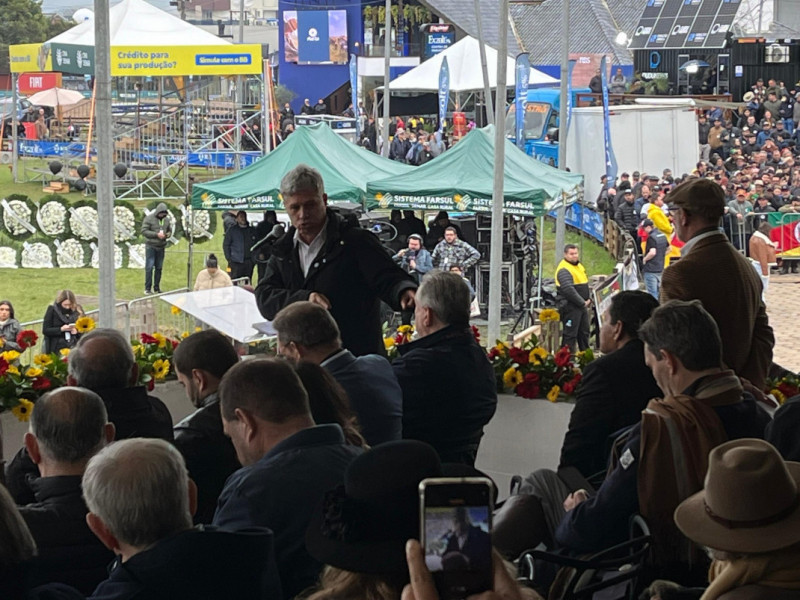 Ministro Paulo Teixeira respondeu às vaias antes de detalhar a medida que injeta R$ 12 bilhões para refinanciar dívidas dos produtores rurais  | CLAUDIO MEDAGLIA/ESPECIAL/JC