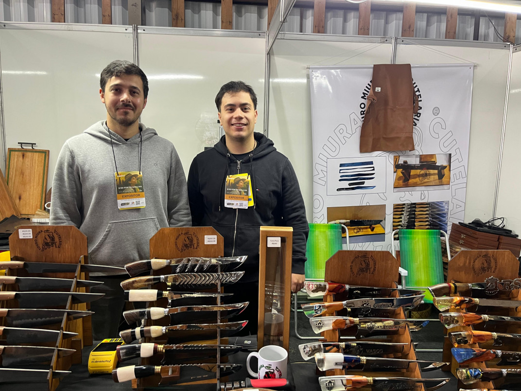 Expositores da Touro Miura Cutelaria destacam a variedade do público que frequenta a mostra | Giovanna Sommariva/Especial/JC