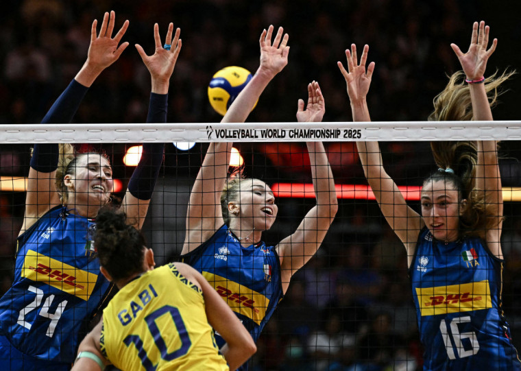 As jogadoras italianas tentam bloquear a bola lançada pela brasileira Gabi