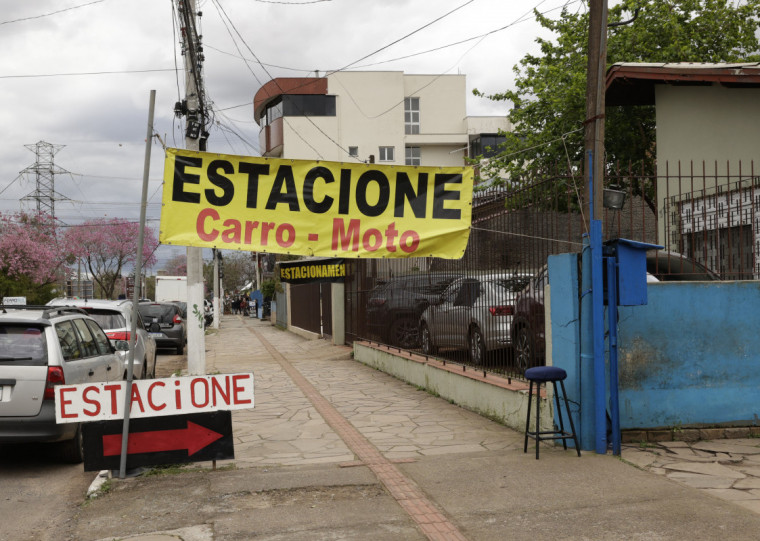 Do lado externo do Parque, donos de estacionamentos comemoram "lucro extra"