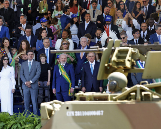 Lula encerra desfile da Independência marcado por coro de 'sem anistia' com Motta na tribuna