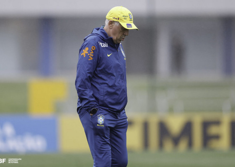 Carlo Ancelotti corre contra o relógio para encontrar o time antes da Copa do Mundo