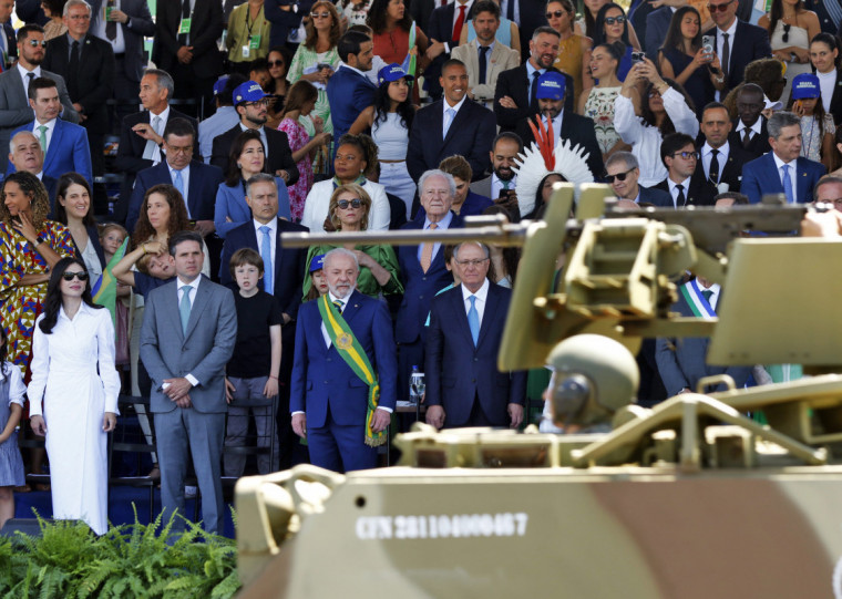 O presidente Lula e outras autoridades acompanharam o desfile em Brasília