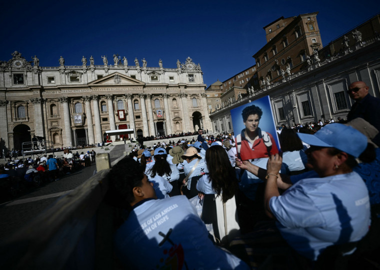 Cerca de 70 mil fiéis acompanharam a canonização do primeiro santo millennial