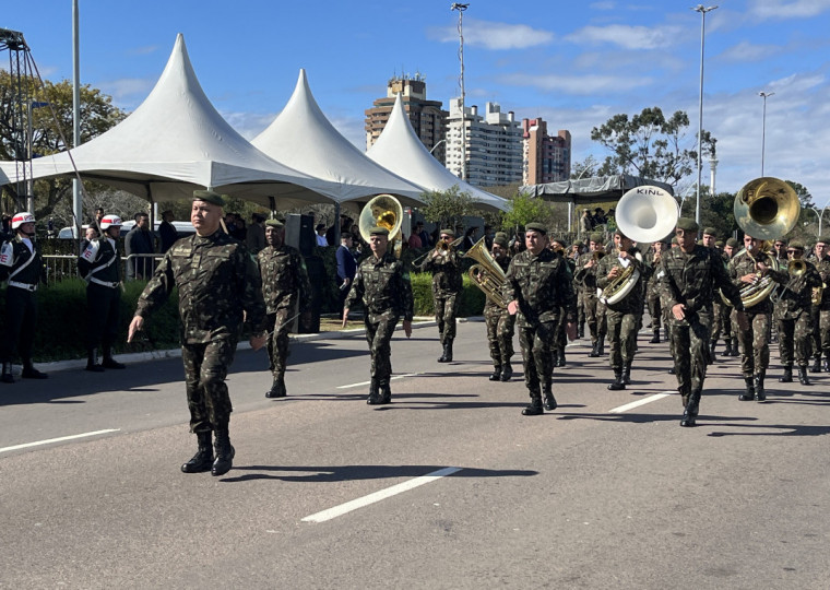 O desfile ocorreu na Orla do Guaíba e contou com a presença de 4,6 mil pessoas