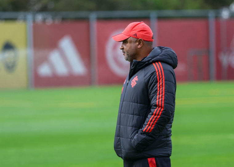 Roger parece ter batido no teto com esquema 4-2-3-1