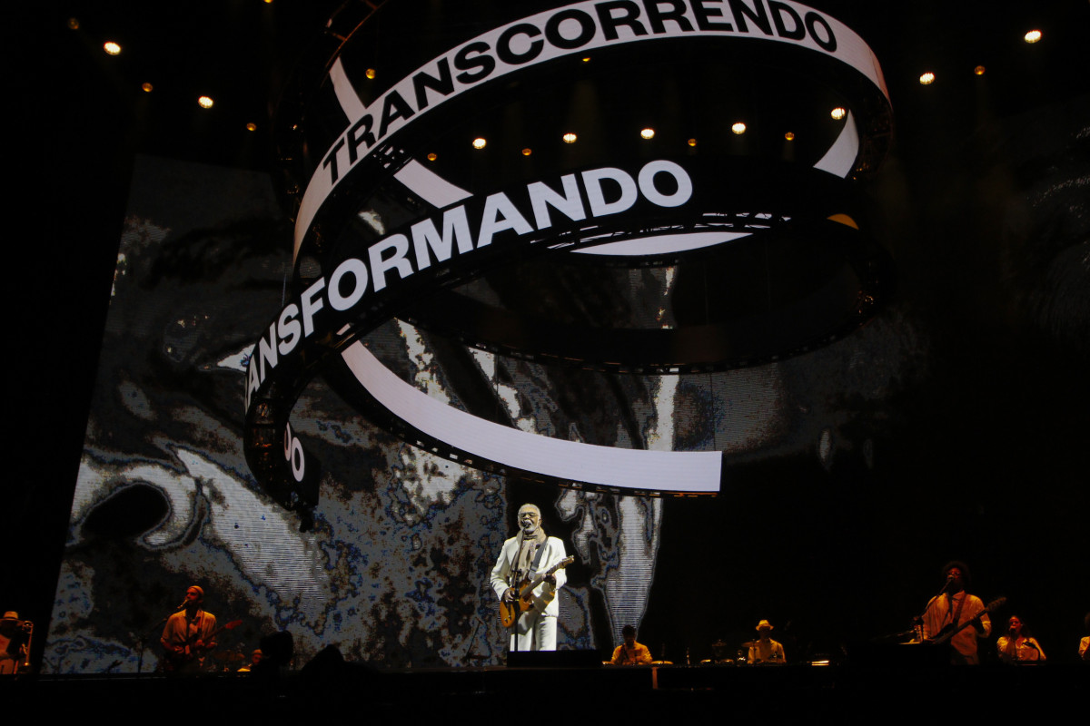 Estrutura no centro do palco, em formato de vórtice, encaixou bem com a temática do espetáculo | BRENO BAUER/JC