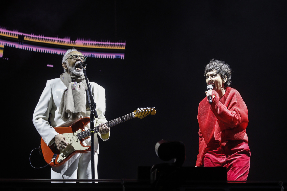 Participação especial de Adriana Calcanhotto em 'Punk da Periferia' foi um dos momentos mais elétricos da noite no Estádio Beira Rio | BRENO BAUER/JC