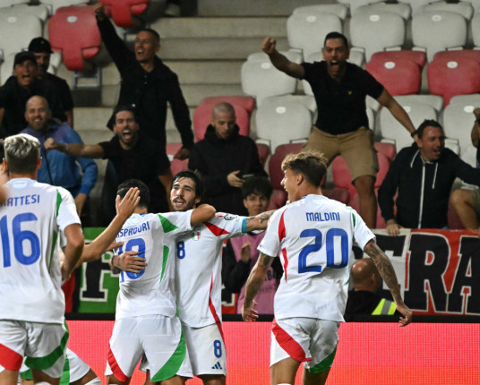 Itália vence jogo caótico contra Israel, adia drama e mantém sonho de vaga direta na Copa