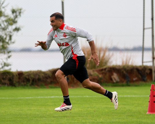 Com retorno de Gabriel Mercado, Roger cogita esquema mais defensivo