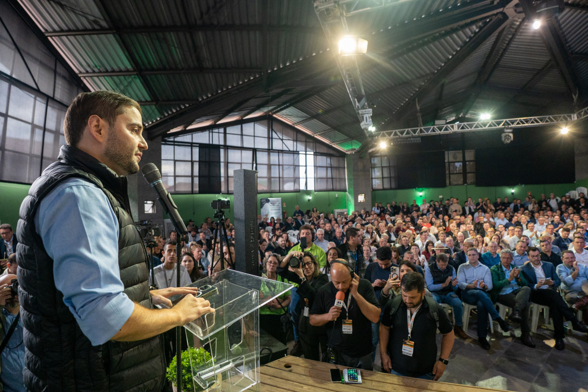 Vice-governador Gabriel Souza participou da assembleia da Famurs | Mauricio Tonetto/Secom/JC