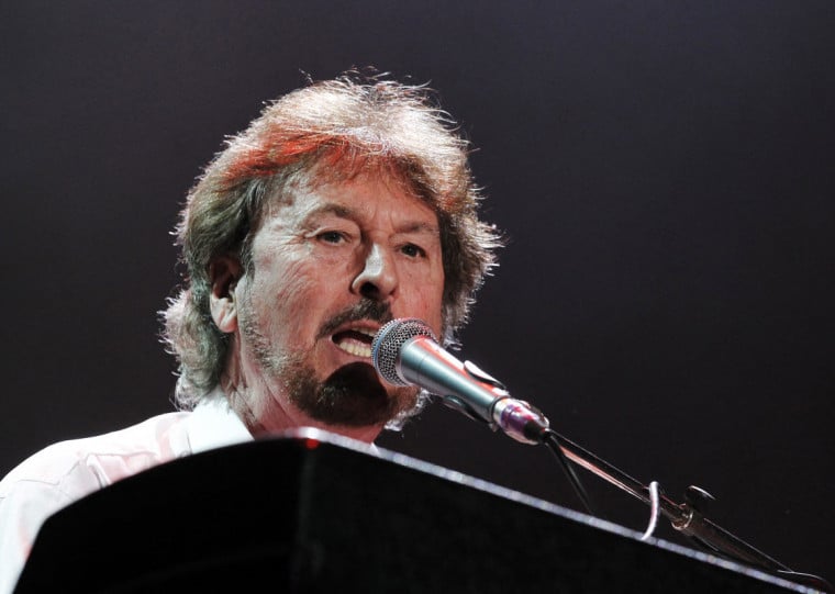 Morte foi confirmada por seus colegas de banda nesta segunda-feira (8)