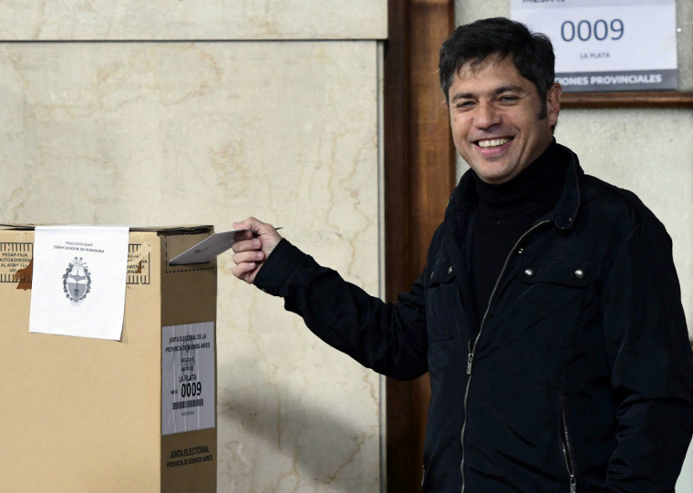 Kicillof, em discurso, criticou as políticas do ultraliberal e destacou que as urnas mostraram descontentamento com os cortes de gastos