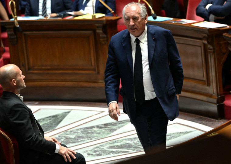 Premiê foi derrubado por uma moção na Assembleia com 364 votos a favor e 194 contrários à sua saída