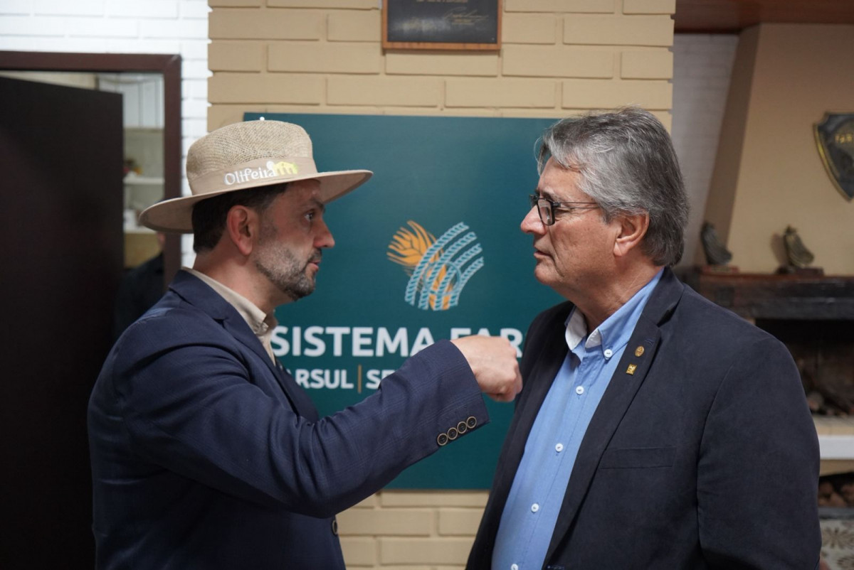 Prefeito de Guaíba, Marcelo Maranata (e) visitou entidades rurais  | Lucas Wink/Divulgação/JC