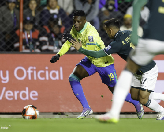 Em atuação melancólica, Brasil perde e vê a Bolívia comemorar ida à repescagem da Copa