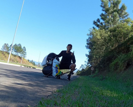 No skate e na fé, carioca já percorreu 1.600 quilômetros com destino até o Uruguai
