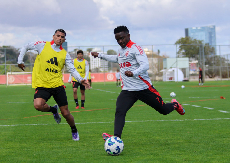 Para tentar mudar o cenário, Roger testou um esquema com Vitinho e Carbonero nas pontas