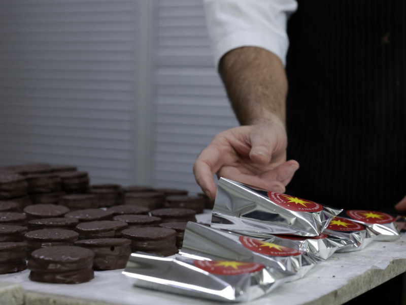 A produ&ccedil;&atilde;o da marca &eacute; de cerca de 2,5 mil alfajores mensais Foto: T&Acirc;NIA MEINERZ/JC