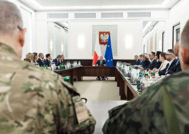 Primeiro-ministro polonês, Donald Tusk, em reunião de emergência em Varsóvia após drones russos violarem o espaço aéreo do país