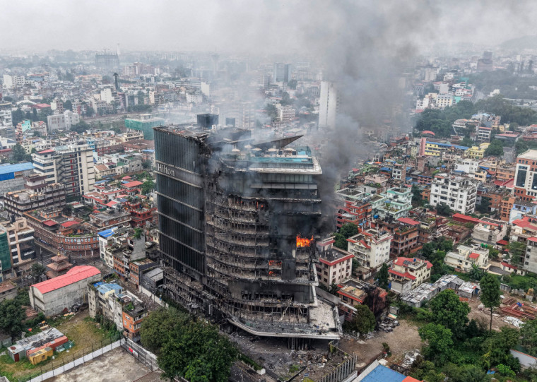 Veículos queimados e objetos de metal espalhados pelas ruas formavam o cenário na região
