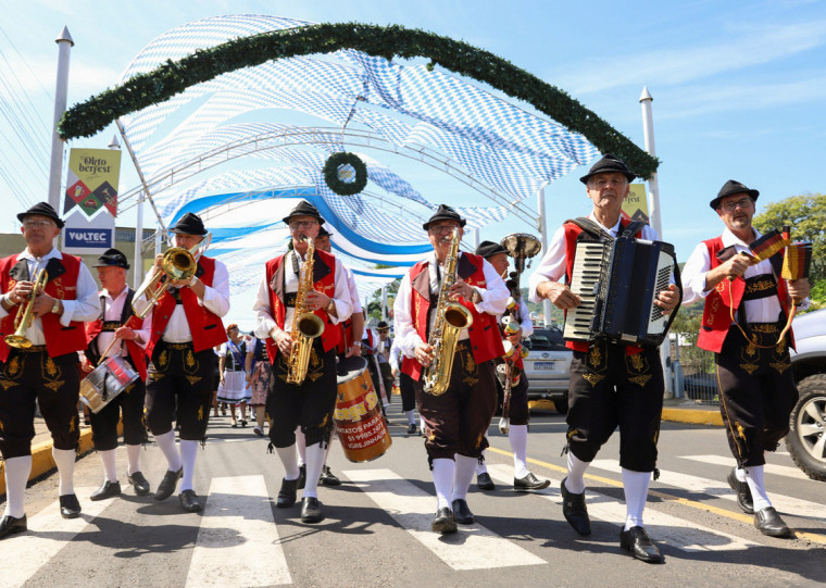 Cerveja e música movimentam a tradicional festa germânica e  impactam os negócios de diversas cidades gaúchas
