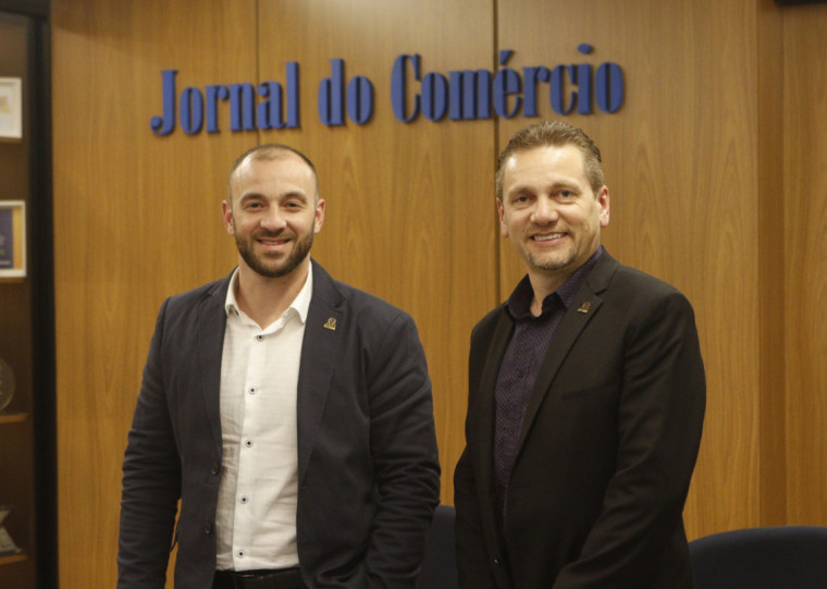 O presidente da Associação Brasileira de Enologia (ABE), Mário Lucas Leggli, e diretor da ABE, Dirceu Scotta, estiveram no Jornal do Comércio para divulgar a 33ª Avaliação Nacional de Vinhos