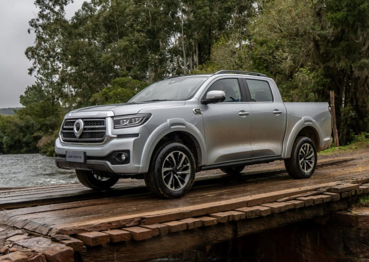 Suspensão é independente com braços duplos na dianteira e com eixo rígido na traseira