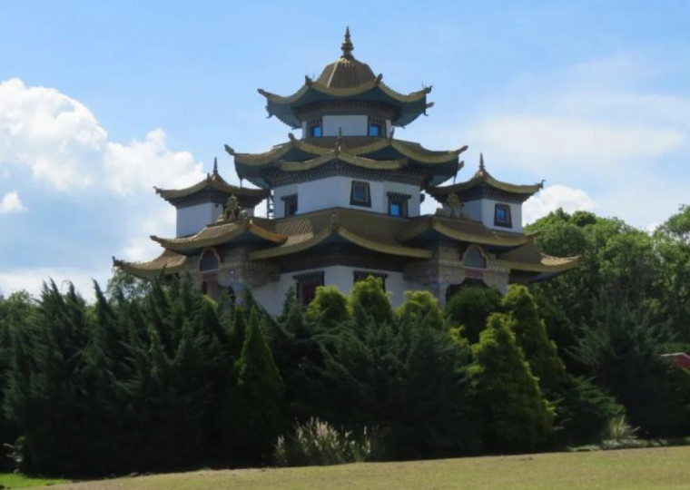 A Terra Pura de Padmasambhava &eacute; uma das constru&ccedil;&otilde;es em estilo tibetano presentes no Khadro Ling, em Tr&ecirc;s Coroas | LIVIA ARAUJO/ESPECIAL/CIDADES