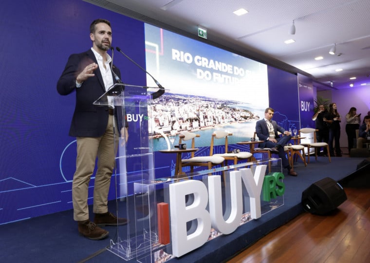 Governador Eduardo Leite apresentou dado levantado pelo Anuário de Investimentos do RS durante sua palestra