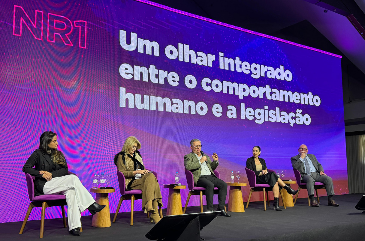 Painel abordou a implementa&ccedil;&atilde;o da NR1, na &aacute;rea de sa&uacute;de ocupacional nas empresas | Minuto Varejo - 2&ordf; Conven&ccedil;&atilde;o Estadual Lojista - gramado - painel NR1 norma regulamentada sa&uacute;de mental - (dir) Ivandro Polidoro e Paula de Melo Valente e a coordenadora da CDL Jovem,  Sha&iacute;ze Maldonado Roth, Ivonei Pioner (centro)  