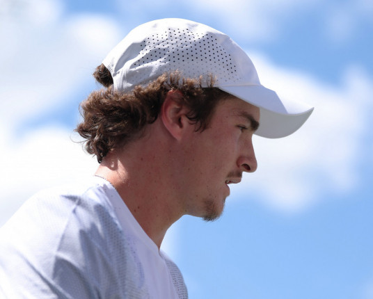 João Fonseca encara Shapovalov nas quartas após quebrar recorde do canadense no ATP da Basileia