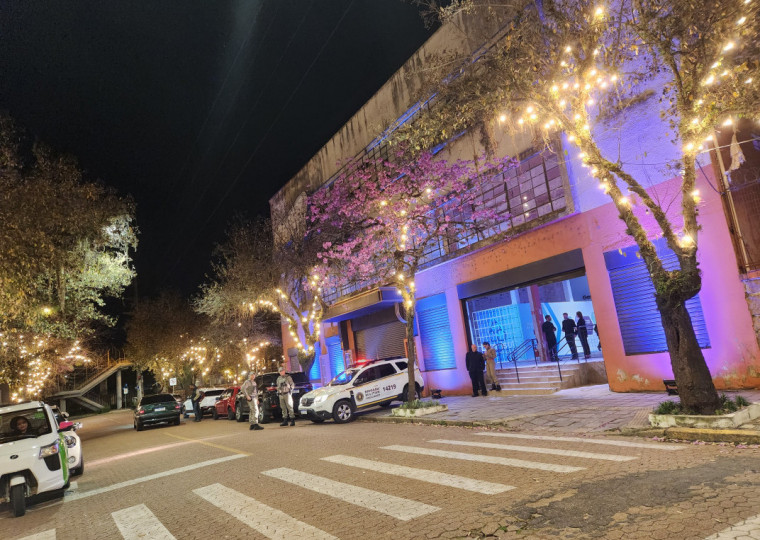 Prédio na rua Frederico Mentz à noite tem iluminação especial