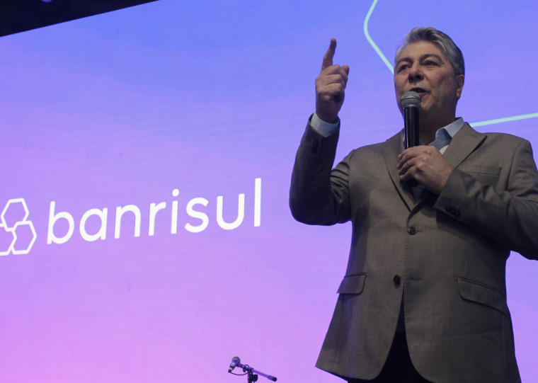 Lemos foi o anfitri&atilde;o da festa que marcou os 97 anos do Banrisul