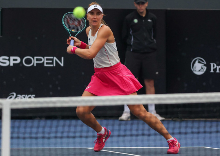 Brasileira levou uma hora e 37 minutos para vencer a compratriota por 2 sets a 0